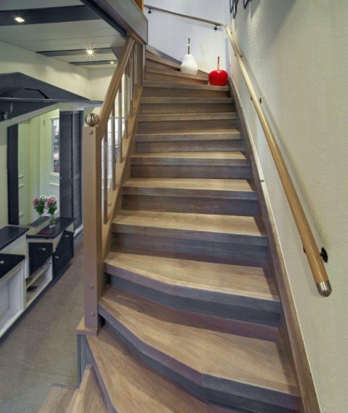 Treppenrenovierung nach außen geschwungener Stufen